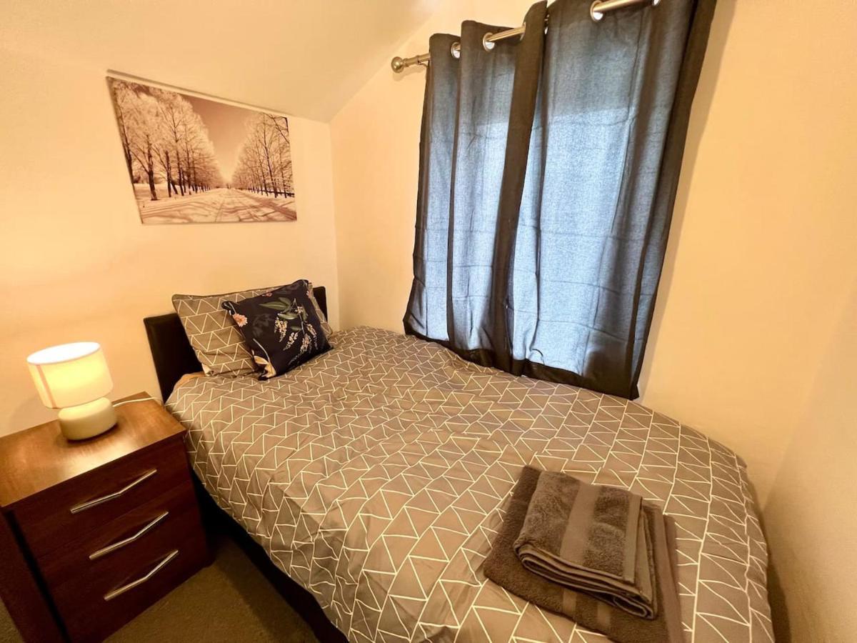 4 Bedroom Terrace House Holiday home Wellingborough