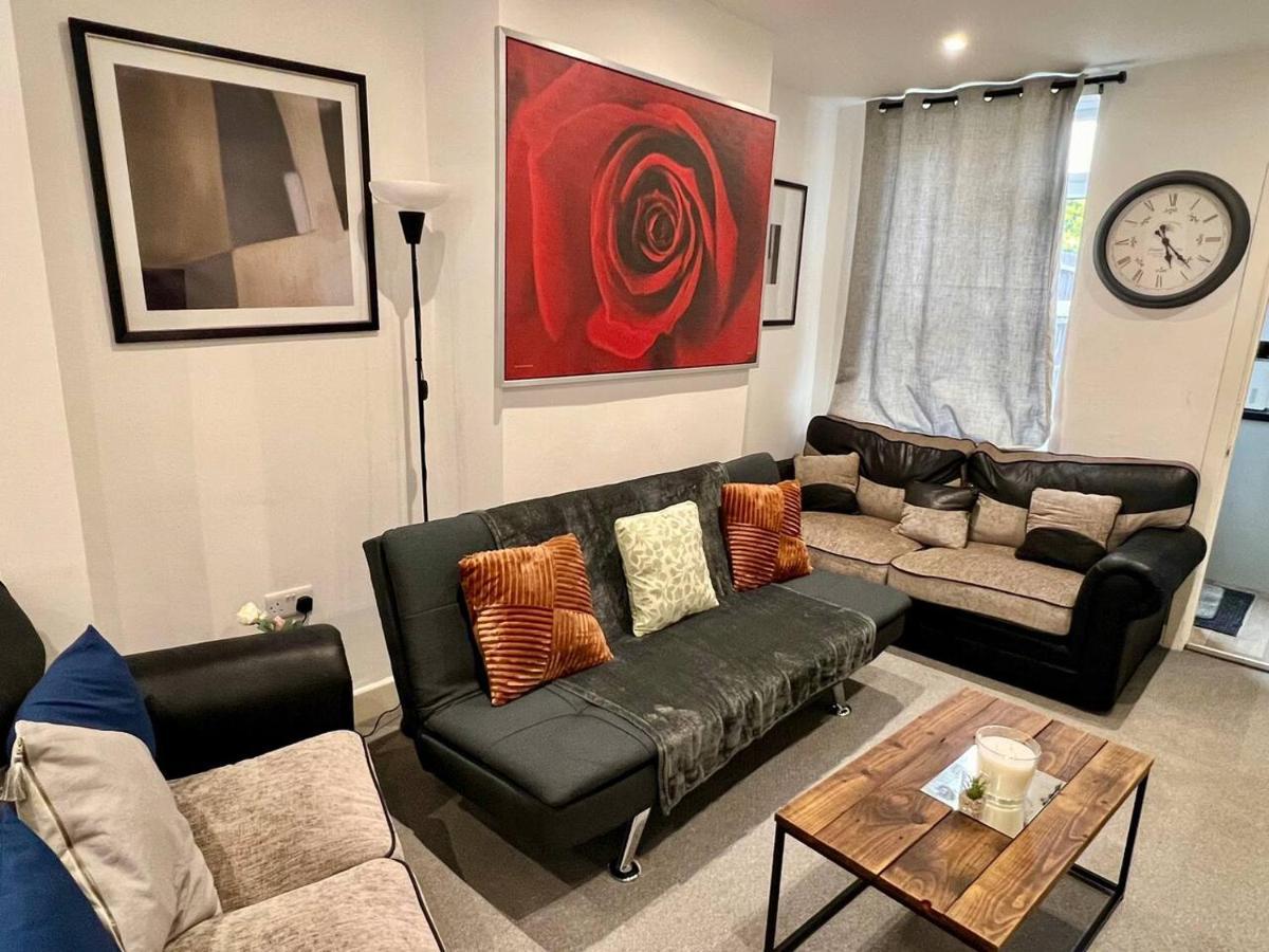 4 Bedroom Terrace House Holiday home Wellingborough
