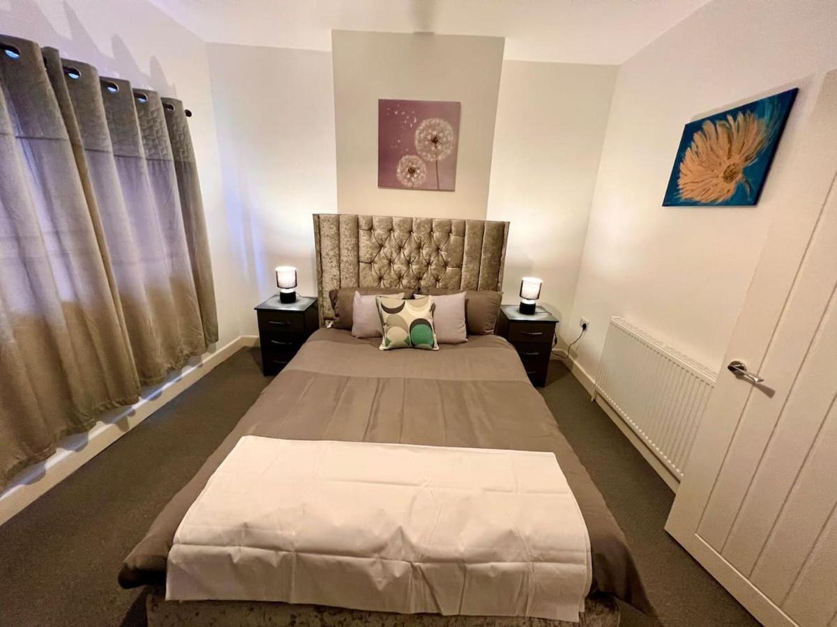 4 Bedroom Terrace House Holiday home Wellingborough